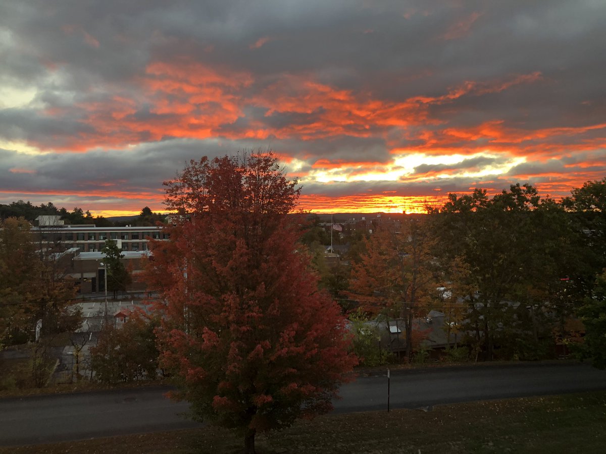Stewybagodonuts's tweet photo. #fall #fireinthesky #sunrise #sun #supposedtobeworking ππ₯ https://t.co/BY3CjsffgV