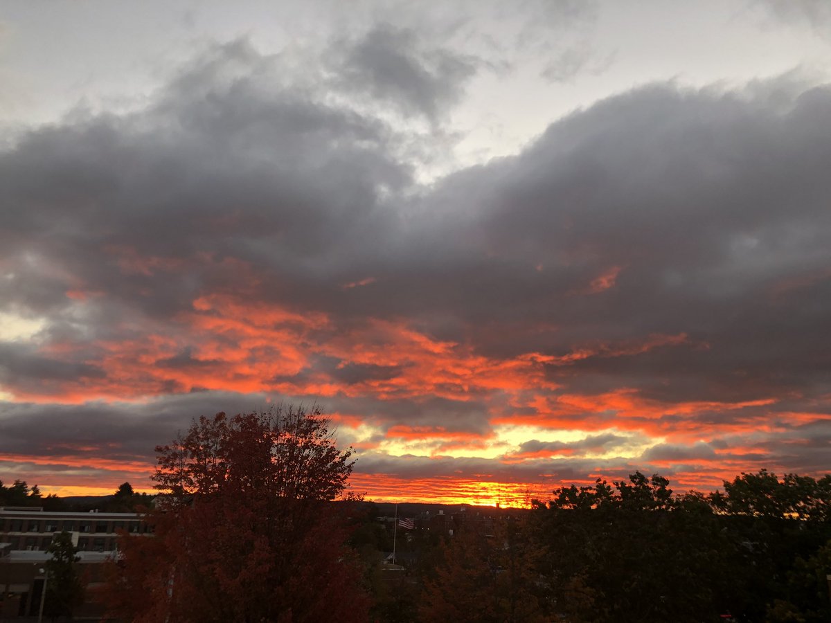 Stewybagodonuts's tweet photo. #fall #fireinthesky #sunrise #sun #supposedtobeworking ππ₯ https://t.co/BY3CjsffgV