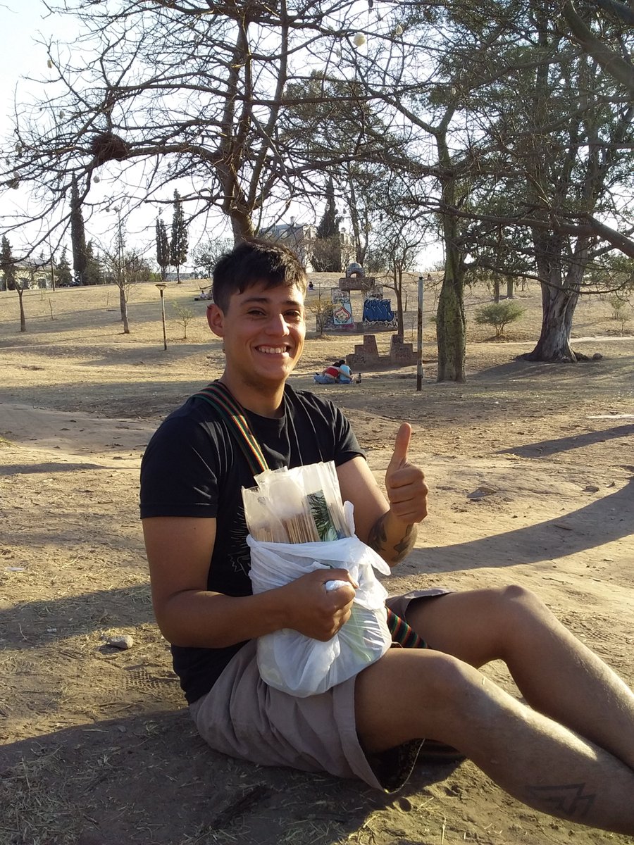 Esta tarde me encontré con Mati que vende sahumerios (ojo eh, 17 variedades), es de Tierra del Fuego y quedó varado aca por la pandemia. Camina por centro y nueva Cordoba. 
Gracias a eso se puede pagar el hostel para dormir, si lo ves, comprale! 
<a href="/VivirEnNuevaCba/">Vivir en Nueva Cba</a> <a href="/VivireNuevaCba/">VivirenNuevaCórdoba®</a>