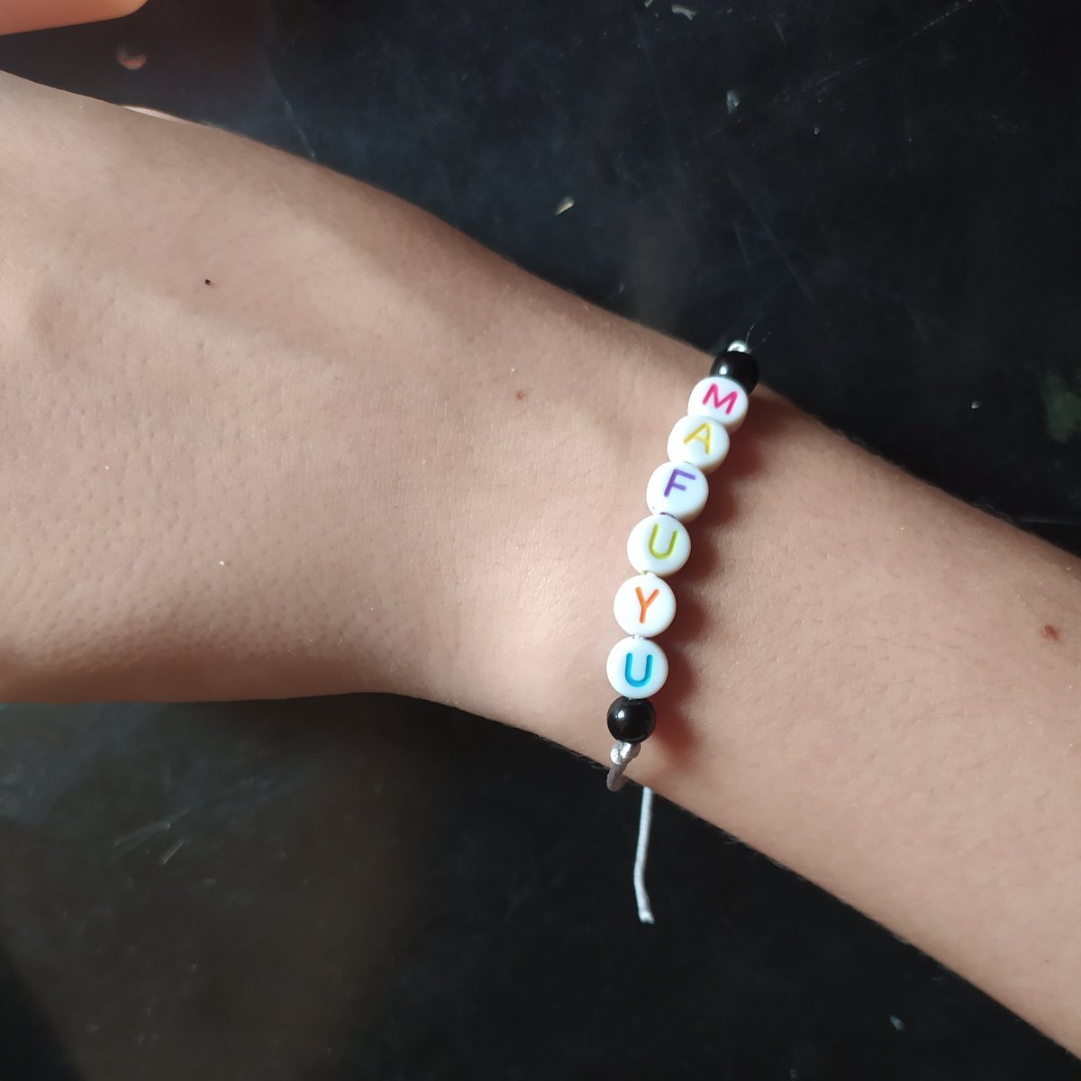BellatrixStore's tweet image. 🍡 Pulseira personalizável 
Valor: R$4,00+frete
No MÁXIMO 8 letras
Fio prata
Pedidos via DM💌