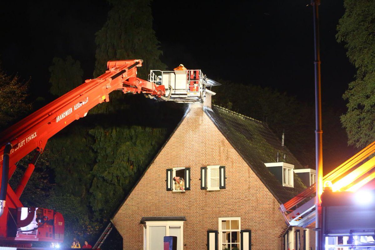 Schoorsteenbrand in Grolloo; weg afgesloten in verband met rook - #Drenthe -..