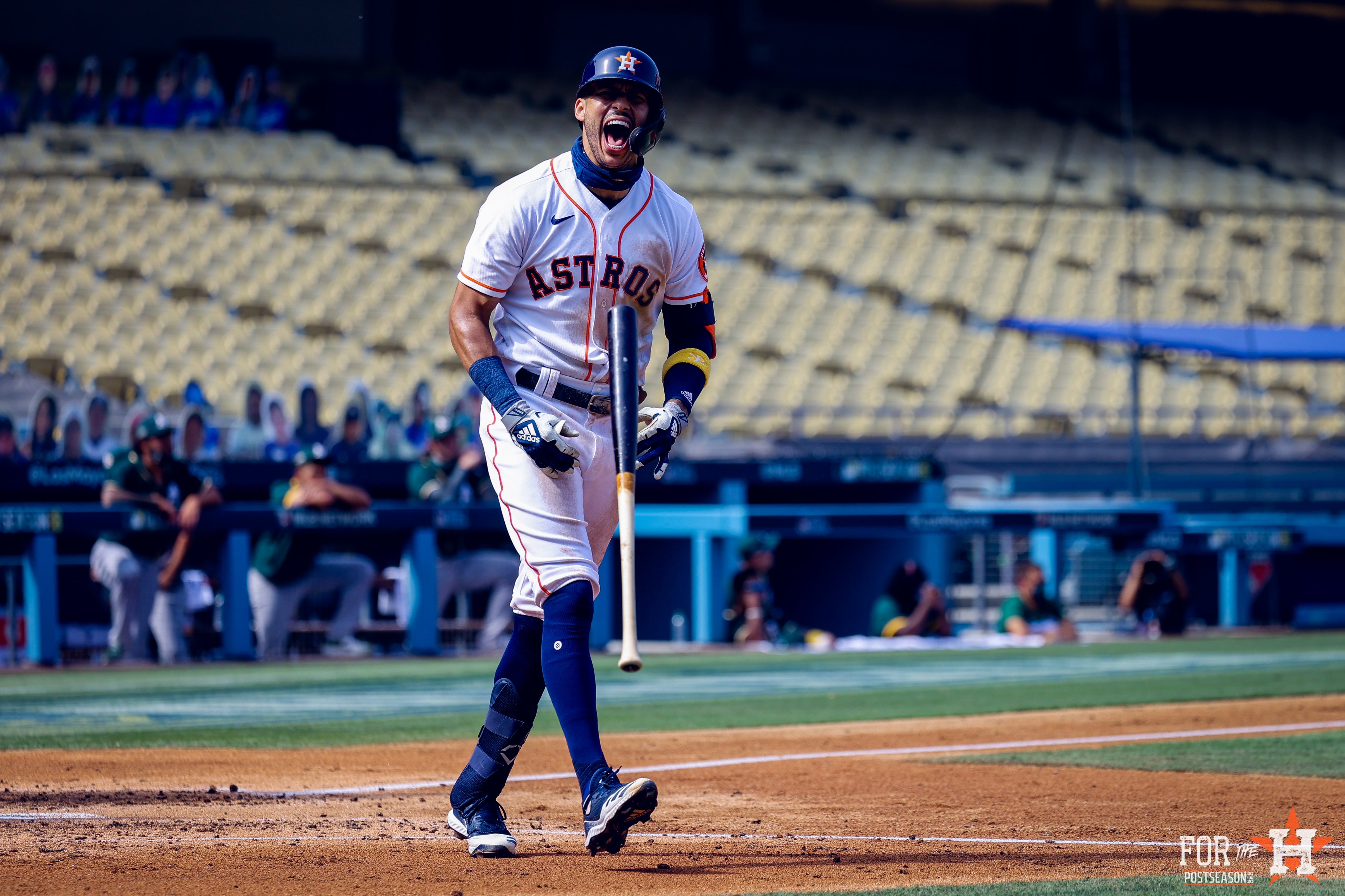 Carlos Correa, de los Houston Astros, celebra un home run en la cuarta entrada del juego contra los Oakland Athletics el jueves 8 de octubre de 2020 en Juego 4 de la Serie Divisional de la Liga Americana.