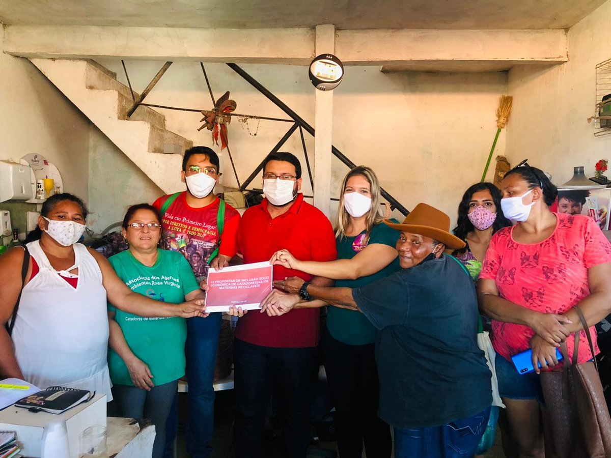 Vladyson's tweet photo. Quem cuida do lixo que você e sua família produzem? Ontem, visitamos a Associação de Catadores Rosa Virgínia. Junto dos companheiros Italo Morais e Larissa Gaspar, ouvimos as propostas desses cidadãos para uma vida mais digna. 
#NossaFortaleza https://t.co/gYq6JCIyK4