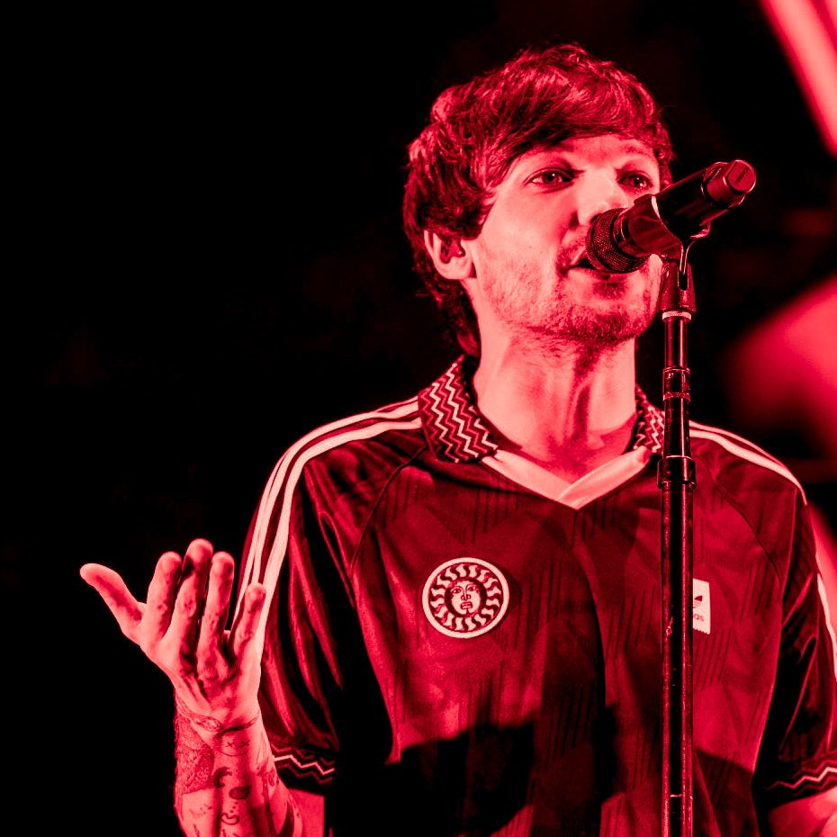 Louis Tomlinson in a red filter coz this man fooking owns this color !!