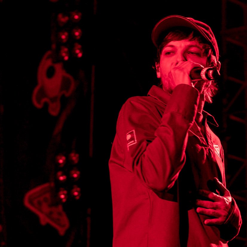 Louis Tomlinson in a red filter coz this man fooking owns this color !!