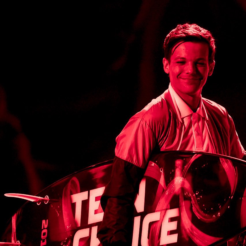 Louis Tomlinson in a red filter coz this man fooking owns this color !!