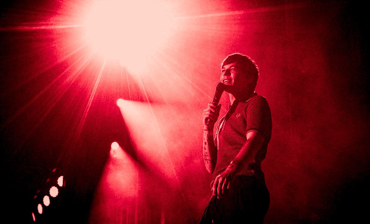 Louis Tomlinson in a red filter coz this man fooking owns this color !!