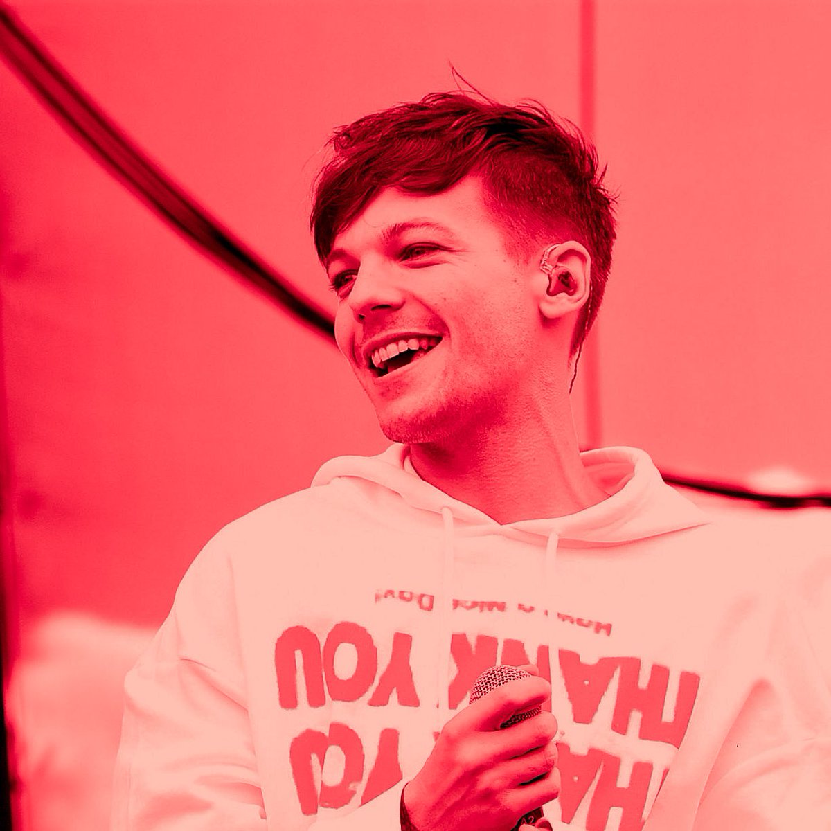 Louis Tomlinson in a red filter coz this man fooking owns this color !!