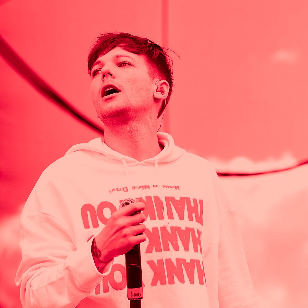 Louis Tomlinson in a red filter coz this man fooking owns this color !!