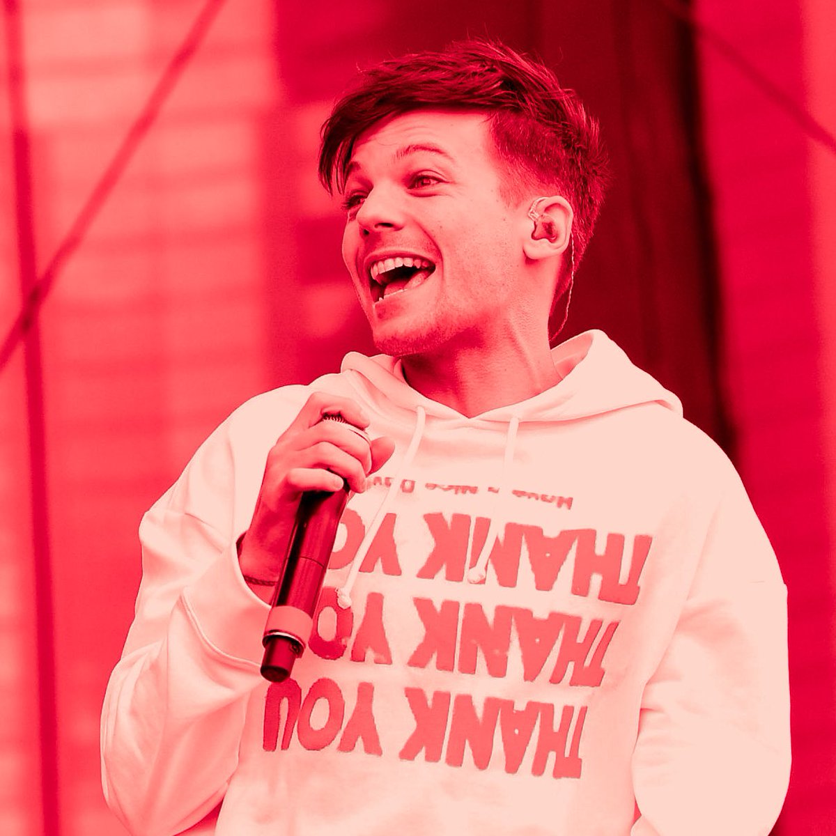 Louis Tomlinson in a red filter coz this man fooking owns this color !!