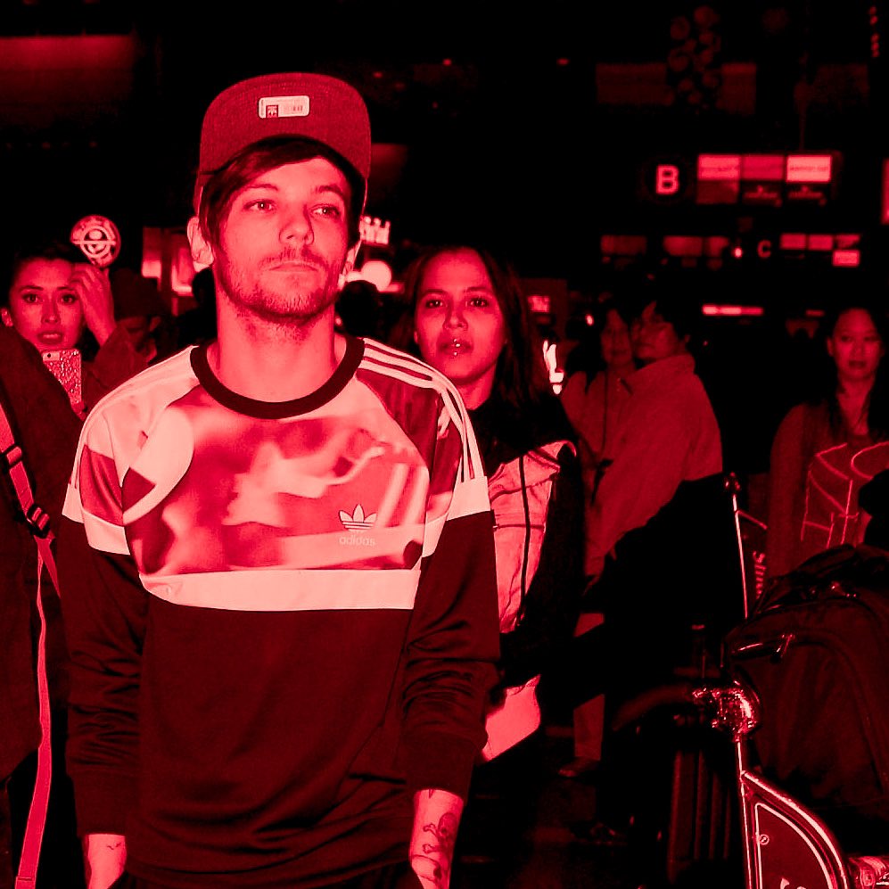 Louis Tomlinson in a red filter coz this man fooking owns this color !!