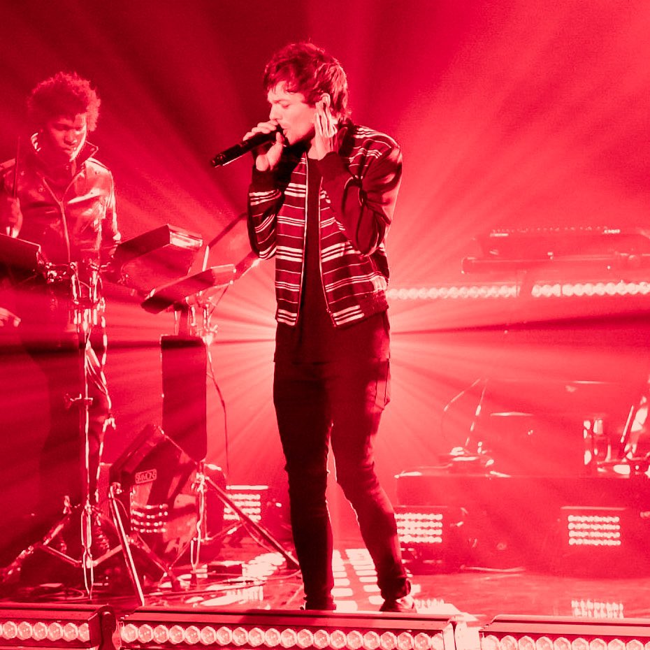 Louis Tomlinson in a red filter coz this man fooking owns this color !!