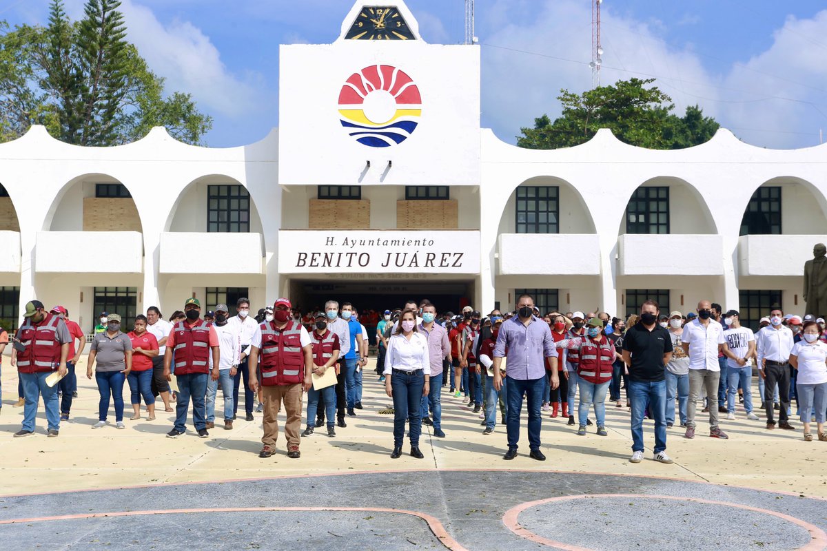 #TodosPorCancún 

Todo el personal que trabajamos en el <a href="/AytoCancun/">Ayto Benito Juárez</a>, nos sumamos a las brigadas de limpieza #TodosPorCancún, para rehabilitar nuestra ciudad lo antes posible tras el paso del #HuracánDelta. 

¡El gigante está de pie! 💪🏼

#TrabajamosParaTi