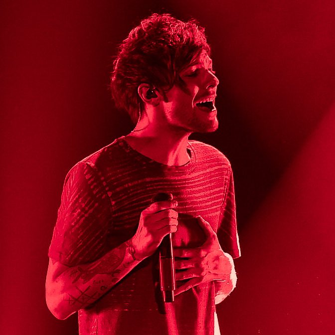 Louis Tomlinson in a red filter coz this man fooking owns this color !!