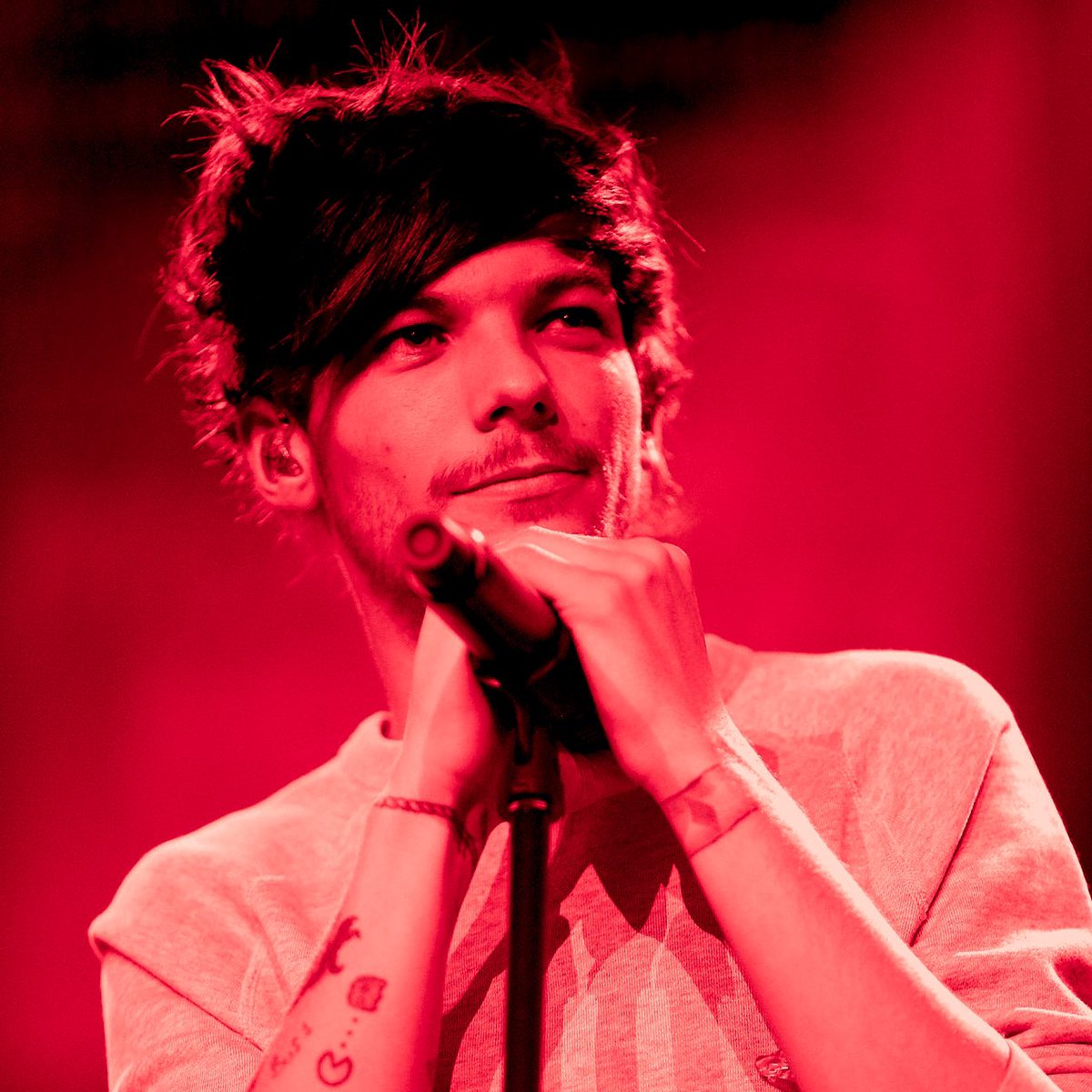 Louis Tomlinson in a red filter coz this man fooking owns this color !!