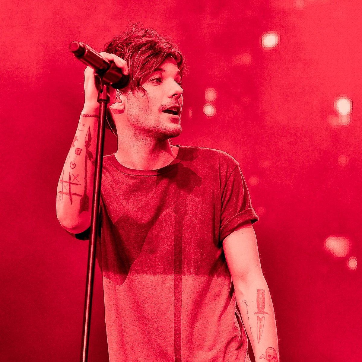 Louis Tomlinson in a red filter coz this man fooking owns this color !!