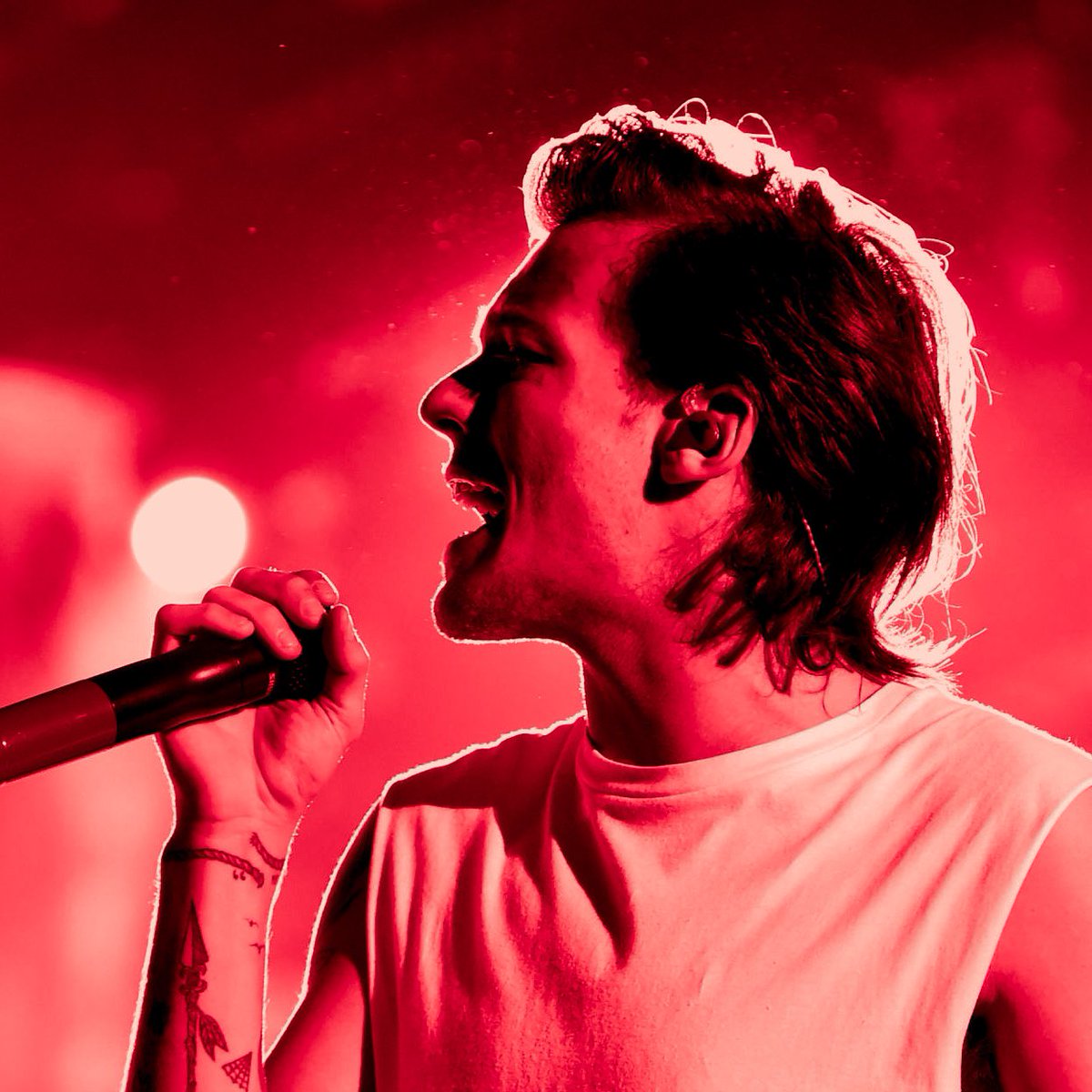 Louis Tomlinson in a red filter coz this man fooking owns this color !!