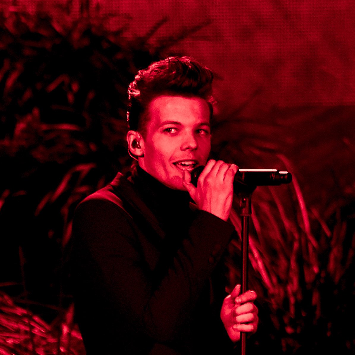 Louis Tomlinson in a red filter coz this man fooking owns this color !!