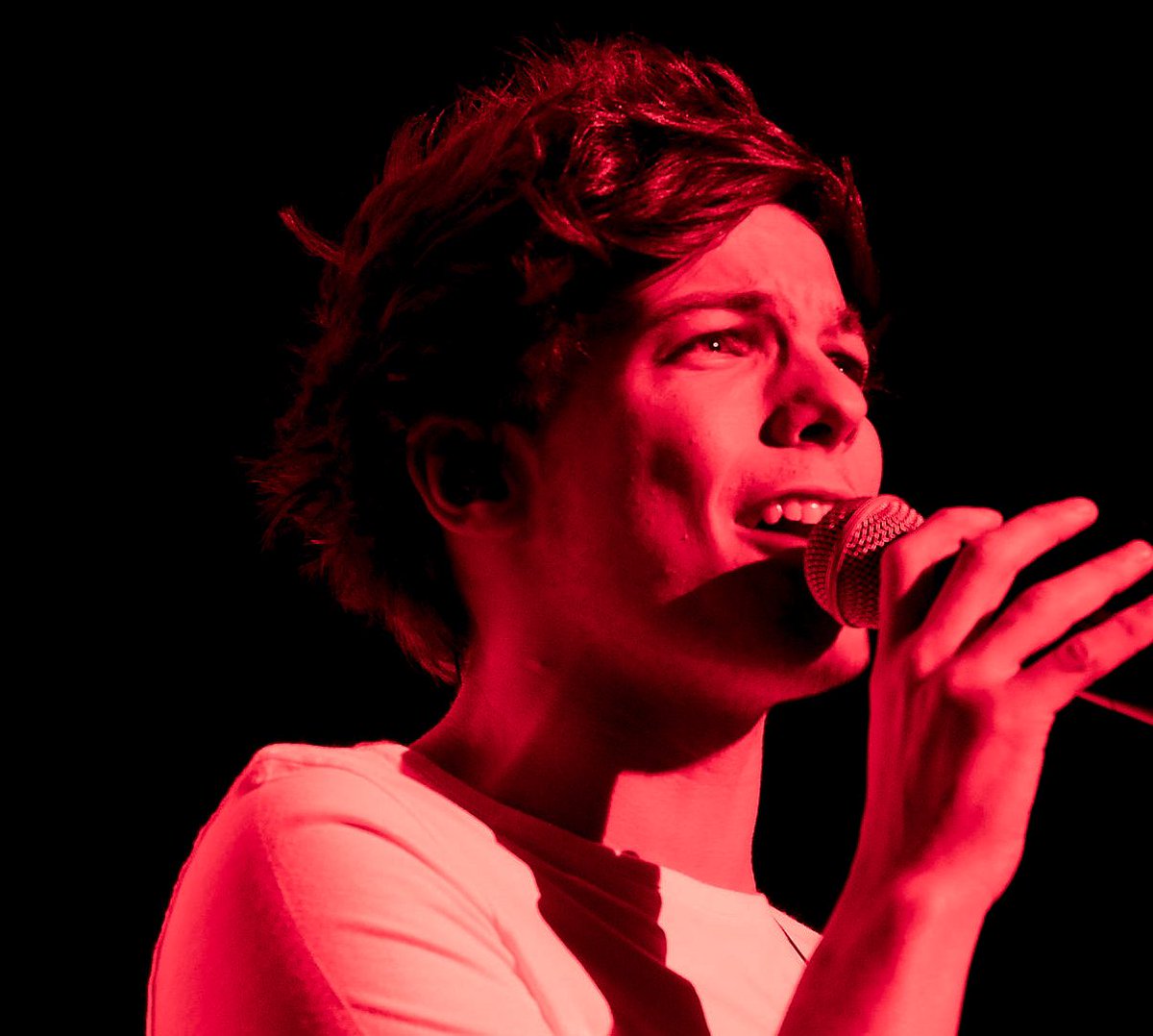 Louis Tomlinson in a red filter coz this man fooking owns this color !!