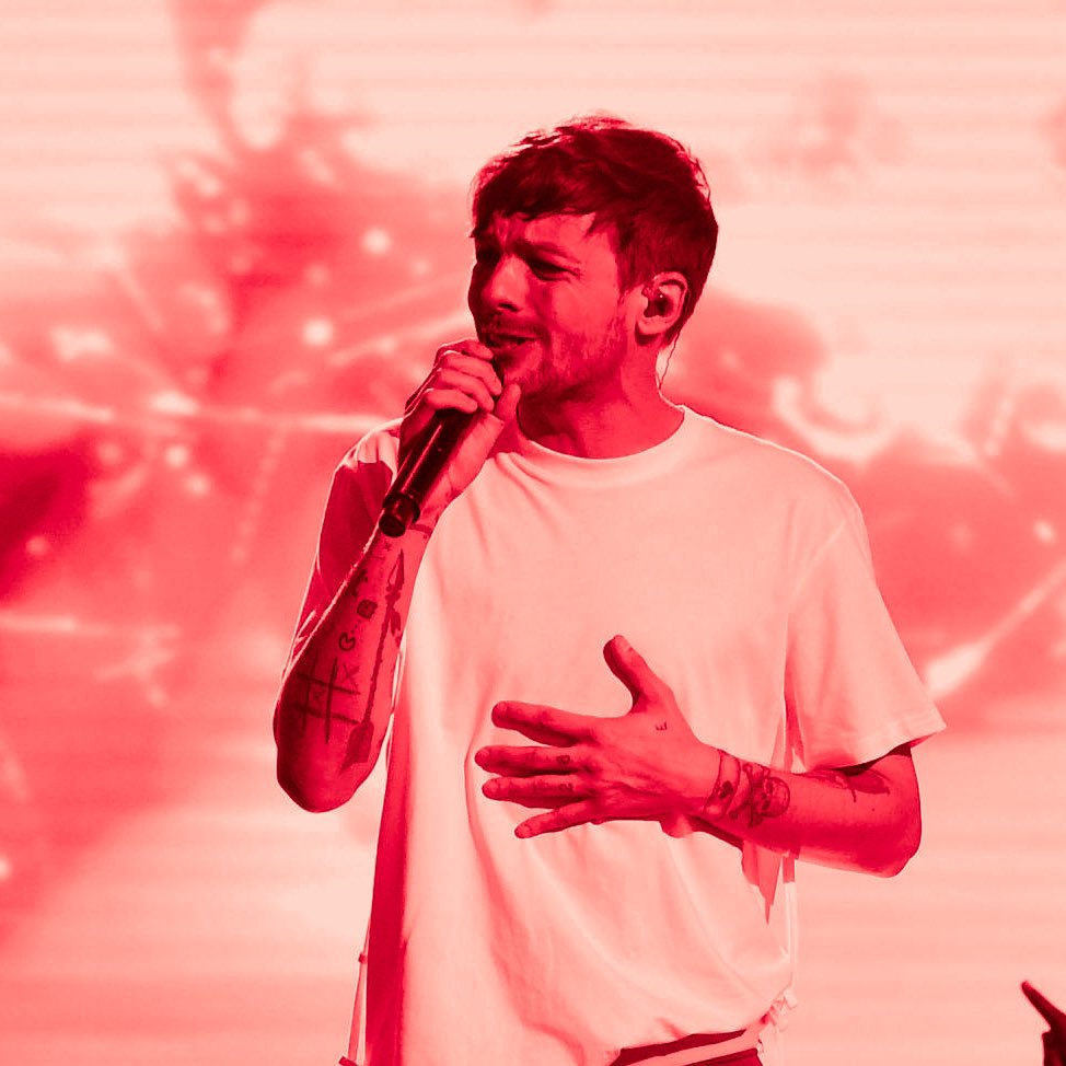 Louis Tomlinson in a red filter coz this man fooking owns this color !!