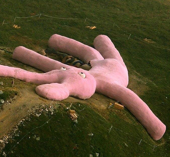 VampireGhuleh's tweet image. current mood: this 200 ft bunny decaying into the italian countryside