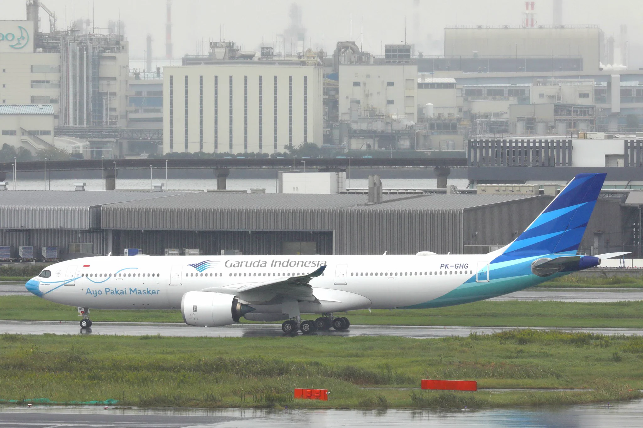 飛行機がマスクを着用！？航空会社のユニークなメッセージ