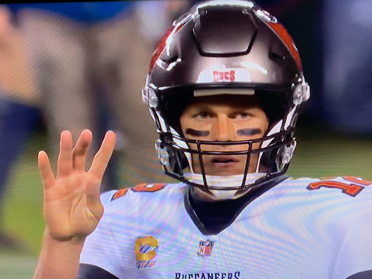 Xmate3's tweet photo. Brady is so old he lost track and it’s 4th down #BearsvsBucs #NFL #Lost&amp;4th #DaBears # https://t.co/vwCPts7Qbw