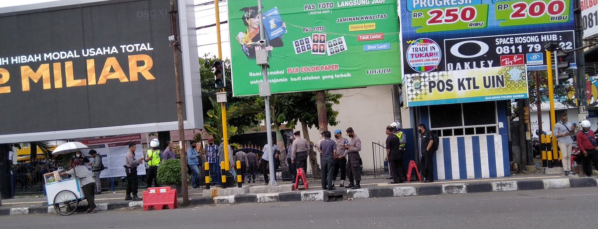storiabi's tweet photo. Kemarin Lewat Sini, liat polisi banyak banget dideket lampu merah, auto baper gue. 
Seandainya gue ditilang, kali aja yang nilang JODOH gue gimana? 

#lol
#RUUKUHP https://t.co/Zo7apUB9Pj