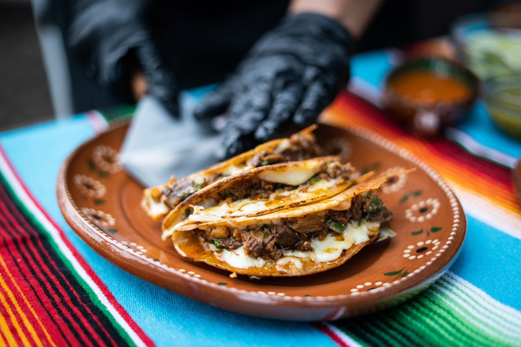 MealsMotas's tweet photo. @vannahbanana_ •LOCATED IN SOUTH SAN FRANCISCO
•QUESABIRRIA, BIRRIA PLATES, BBQ PLATES, FLUTAS, CHILAQUILES, ENCHILADAS
•”We do Mo’ with our meals”
Ig: @motasmeals check us out also
Via @chefthanded online https://t.co/swA4ncIvTI