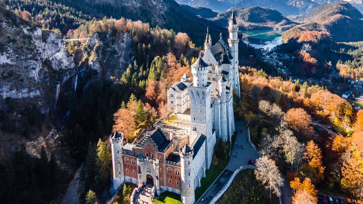 лебединый замок нойшванштайн. лебединый замок нойшванштайн в баварии. замок нойшванштайн строительство фото. возведение замка нойшванштайн. замок нойвесте мюнхен.