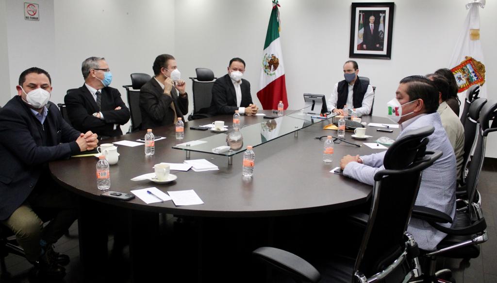 SS_Edomex's tweet photo. En @C5Edomex, nuestro titular, Rodrigo Martínez-Celis se reunió con @LauraGlezEDOMEX presidenta de @ConsejoCCEM y representantes de  Cámaras y Consejos, para fortalecer el trabajo con el sector empresarial y productivo en la entidad y privilegiar la seguridad de los mexiquenses https://t.co/hIlg46l2Em