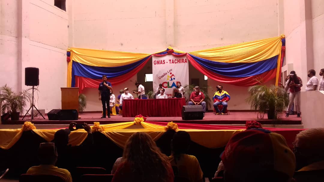 AlvaradoClap's tweet photo. Juramentación del Comando de Campaña de Los CLAP #Táchira @tachira_gmas, San Cristóbal, Teatro Alí Primera. Siguiendo con las normas de bioseguridad. 07/10/2020 #VenVamosJuntos #VenVamosJuntos6D @WillyMedina_SC https://t.co/ayV13DeksL