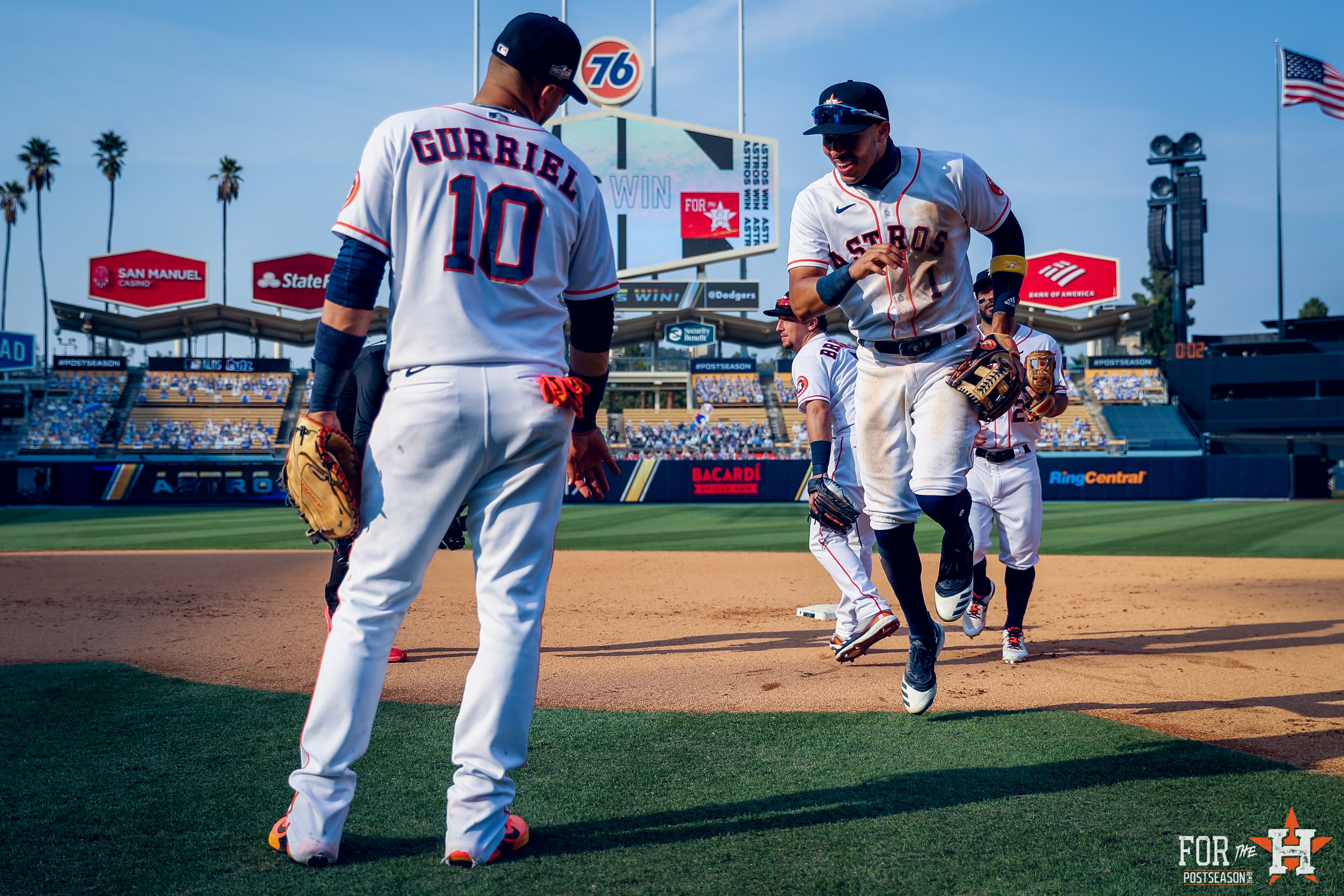 Carlos Correa, de los Houston Astros, celebra después de ganar el Juego 4 de la Serie Divisional de la Liga Americana de MLB contra los Oakland Athletics el jueves 8 de octubre de 2020.