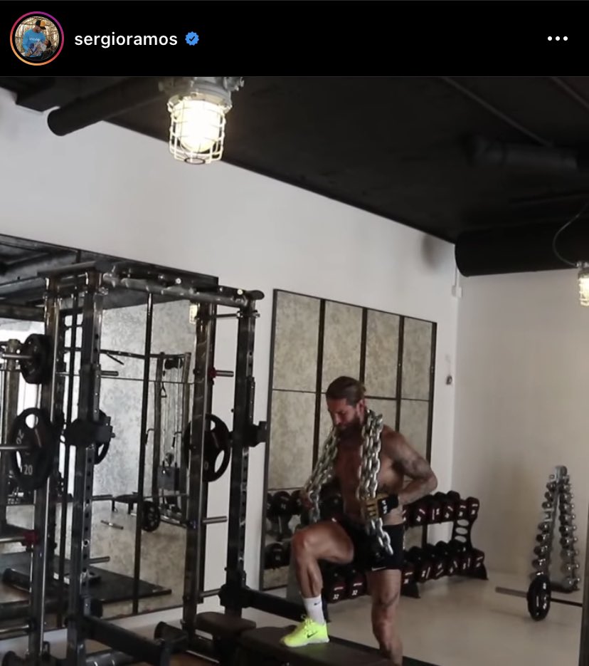 DanielBencomo's tweet image. #chiringuitoadama Sergio Ramos no hace pesas? Y la colección de mancuernas que tiene atrás son de adorno