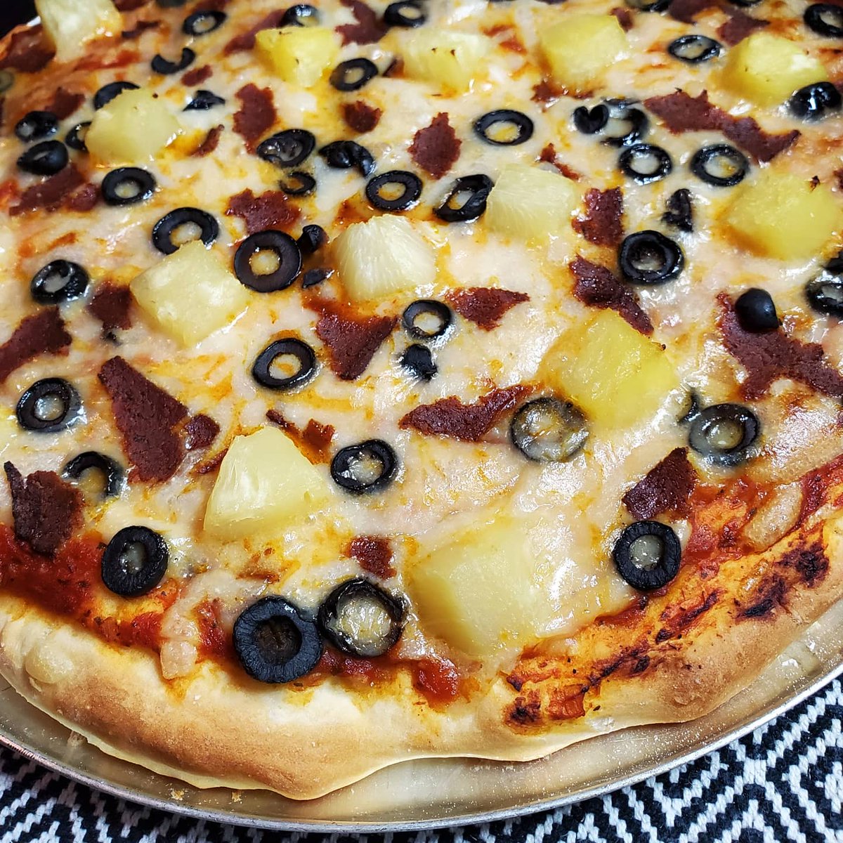 InfinitePantry's tweet photo. PINEAPPLE PIZZA🍍 It's controversial, but our favorite pizza is pineapple &amp; black olive for the perfect salty/sweet combo! This one also has @SweetEarthFoods benevolent bacon &amp; @daiyafoods #vegan cheese. Are you a fan of pineapple pizza or are you a hater?😜 https://t.co/3VEYShfMAM