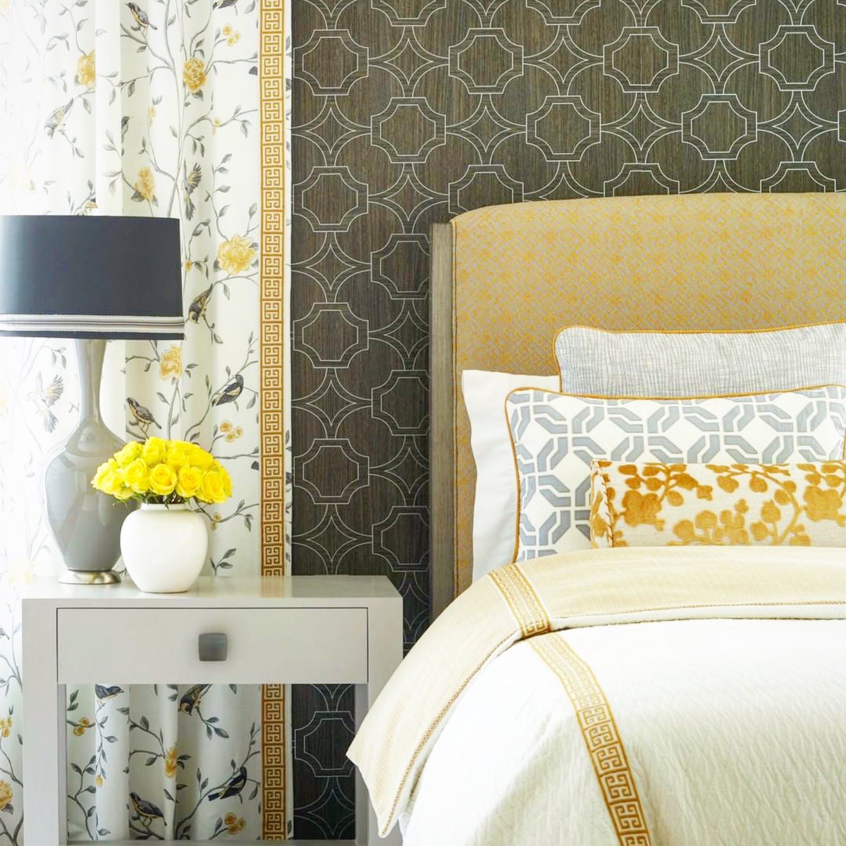 VernYipDesigns's tweet photo. #CozyFallColorCombo: Deep golds, crisp whites, and warm greys paired with classic wood tones or, in this case, wallcovering emulating inlaid wood without the commitment or expense. Cozy bedrooms are one of my favorite parts of the cooler fall season! #VernYipForTrend #ItsFallYall https://t.co/wx4QrXc8Kf