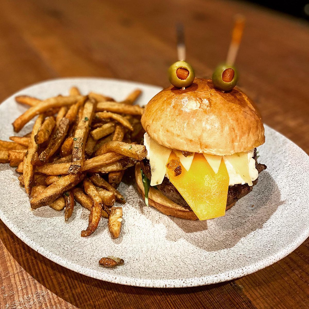 ChicagoNShore's tweet photo. Garlic lovers! You gotta try THE GHOSTBUSTER BURGER at Spears in Wheeling! Grass fed beef, garlic parmesan, pepper jack, cheddar, jalapeΓ±o jelly, tomato & arugula. Served with Vampire Garlic Fries! https://t.co/VWp2TLs45V
#WheelingIL #wheelingEats #WheelingSpears https://t.co/HxBVUwq6kH