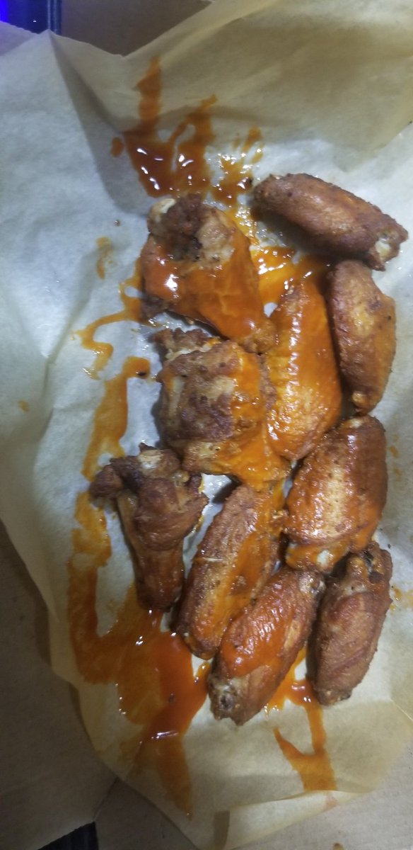 js_steampunk's tweet photo. #DominosPizza #DominosSantaFeZafarano
Highly disappointed Domino's Pizza Zafarano buffalo wings DRY, 4 of 10 wings had NO sauce. Bacon &amp; 2x pineapple pizza - very little bacon, 2 pieces 0 bacon, and definitely not 2x pineapple. Pepperoni, sausage &amp; grn pepper - aver. 1 pepper/pc. https://t.co/9FUMu0TrtY