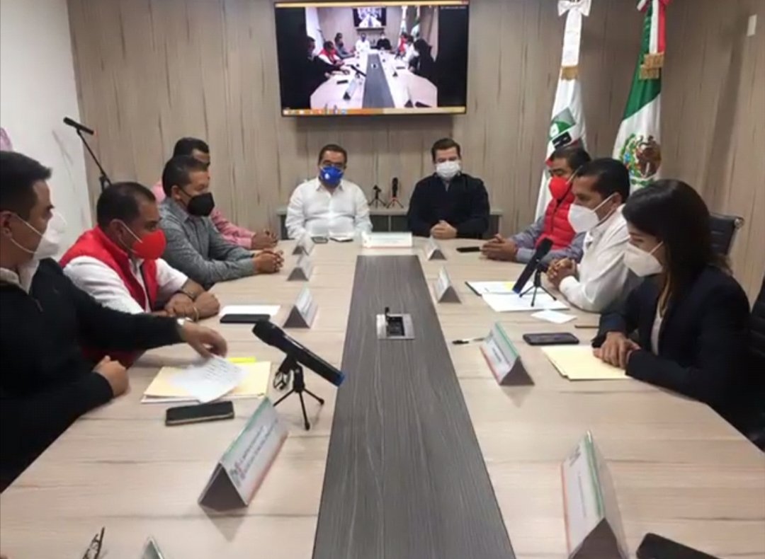 IsraelRamirezB's tweet photo. Presencia el Comité Municipal de Oaxaca de Juárez, la Sesión Estatutaria del Consejo Político Estatal del @PRIOaxacaCDE

"Oaxaca es priísta, así es y así seguirá siendo" @LaloRojas2016

"Oaxaca, será recordada por este período de gobierno de @alejandromurat" @_AvilesAlvarez https://t.co/OFyogIHbvc
