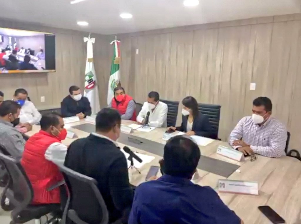 IsraelRamirezB's tweet photo. Presencia el Comité Municipal de Oaxaca de Juárez, la Sesión Estatutaria del Consejo Político Estatal del @PRIOaxacaCDE

"Oaxaca es priísta, así es y así seguirá siendo" @LaloRojas2016

"Oaxaca, será recordada por este período de gobierno de @alejandromurat" @_AvilesAlvarez https://t.co/OFyogIHbvc