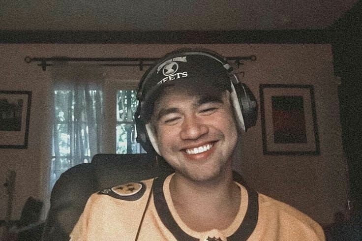 calum hood being all smiley - a thread (this may or may not make u smile)