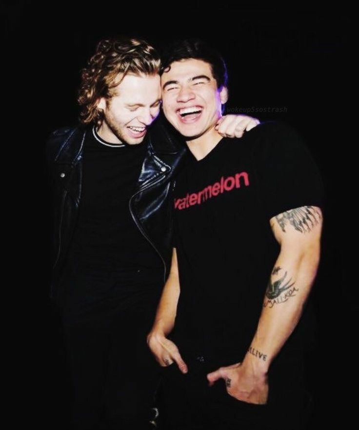 calum hood being all smiley - a thread (this may or may not make u smile)