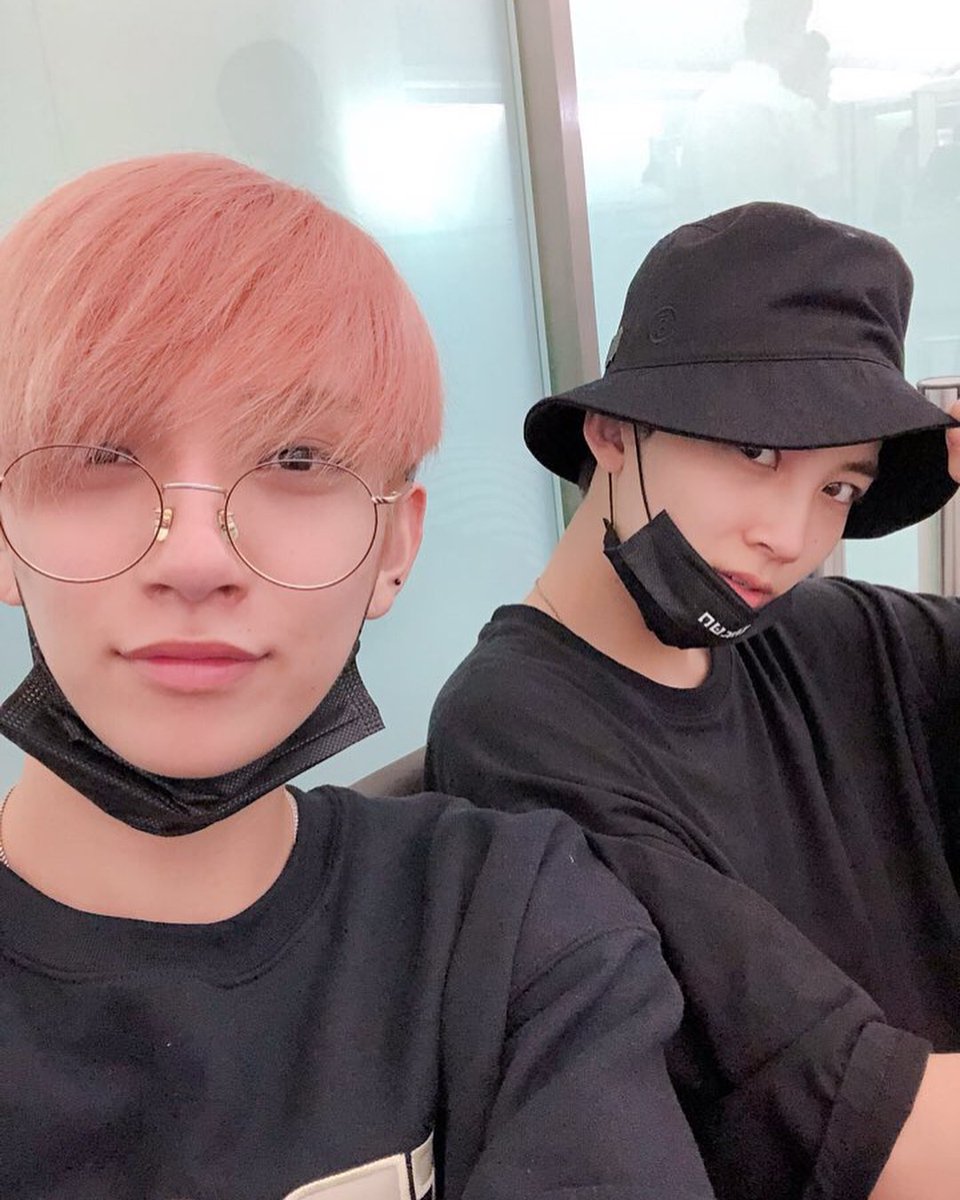 a yoonhong selca where i didnt even recognize jeonghan at first 