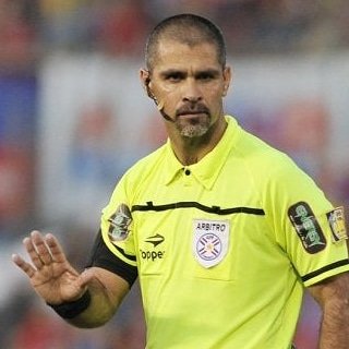 los90deportes's tweet photo. Una ordinariez de arbitraje de este Señor. 

Un sinvergüenza total! Pésimo arbitraje y teniendo apoyo del VAR. 

#Uruguay #Chile https://t.co/b8utrClwe1