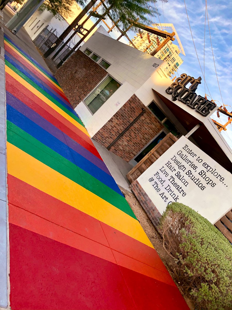 Now THAT’S a sidewalk! #DTLV #ArtsDistrict 🌈