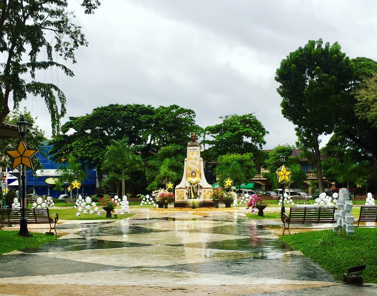 YlonaLyn's tweet photo. Gloomy weather in Batangas City!
Can you spot something new in Plaza Mabini? YES! CHRISTMAS IS IN THE AIR!! ❤️🌲🎊🎁

#WeLoveBatangasCityPH
#BatangasCity 
#WeLoveCities https://t.co/EoRSRahs4a