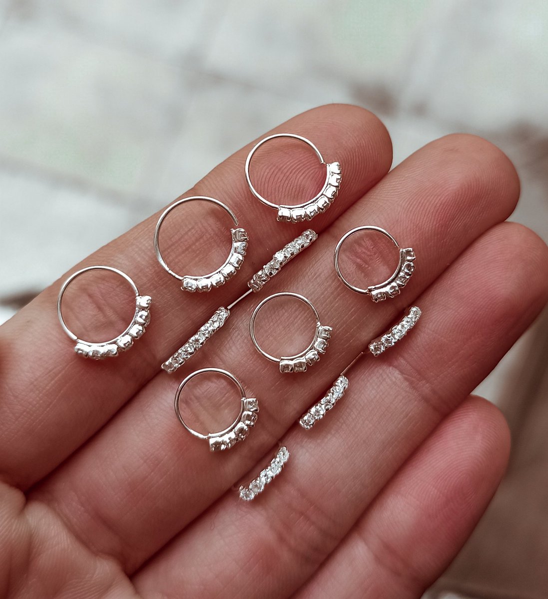 LuchaLingua's tweet photo. Buenassss!! Arranque un emprendimiento de accesorios de plata ✨❤️ por si quieren chusmear la cuenta de Instagram es @accesoriosfika. 
Me quieren dar una mano compartiendo? Me ayuda un montón 🤍🤗 gracias! https://t.co/VTvK2p3kSI