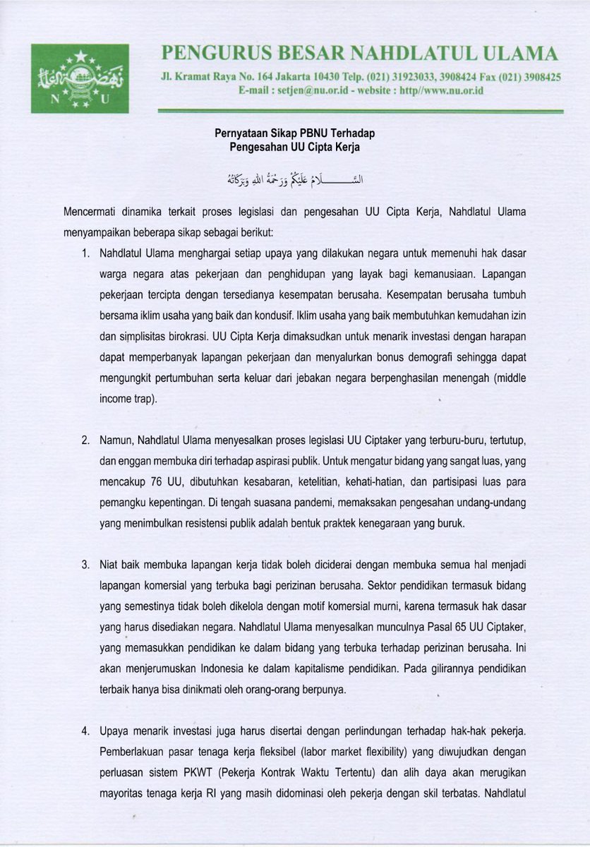 ulil's tweet photo. Ini adalah sikap resmi PBNU atas UU Cipta Kerja. Salah satu poin penting: PBNU akan "membersamai" (saya suka istilah ini) pihak2 yg mencari keadilan melalui jalan konstitusional. Sikap PBNU berada di pihak mereka yg menolak UU ini. Kata Kiai Said, ini UU yg zalim. https://t.co/bykyup17s7