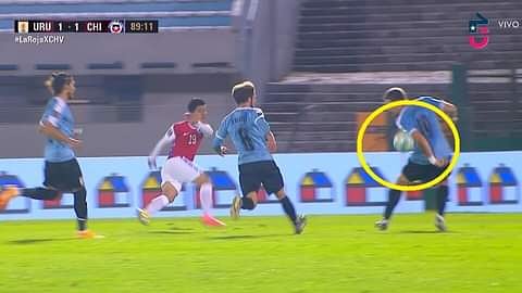 Elzorronortino's tweet photo. #ROBO!!!

Cuando el partido entre #Uruguay y #Chile estaba empatado 1 a 1, hubo un claro penal a favor de #LaRoja por una mano de un jugador charrúa. Luego de esto, Uruguay anotó el gol del triunfo. ¿Para qué está el #VAR?

#RoboCentenario
#LaCasaDeLaSeleccion https://t.co/XpymUapyko