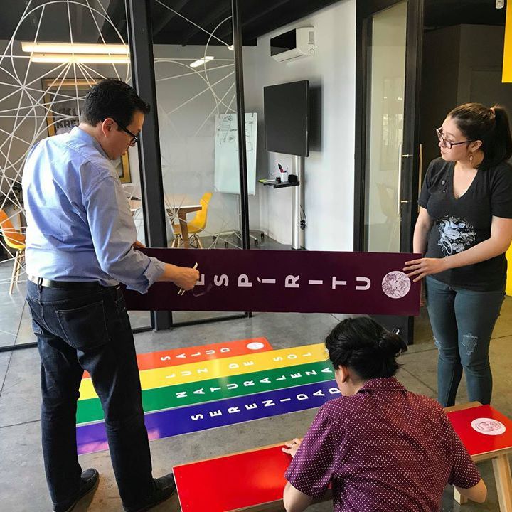 helloenigma's tweet photo. #TBT del gran trabajo en equipo que hacemos juntos como #EnigmaTeam, ¡extrañamos vernos en persona! 💛 https://t.co/T3R8hAGFCA